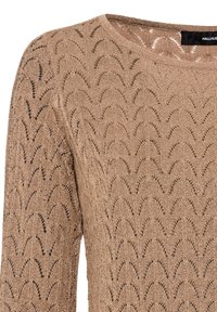Hellbraun gestrickter Pullover mit gewelltem Spitzenmuster und Rundhalsausschnitt, der einen subtilen metallischen Glanz aufweist.