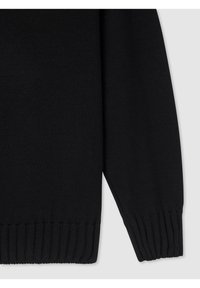 Maglione nero realizzato in tessuto a maglia a coste, con maniche lunghe e un orlo testurizzato. Design semplice senza motivi visibili o abbellimenti.