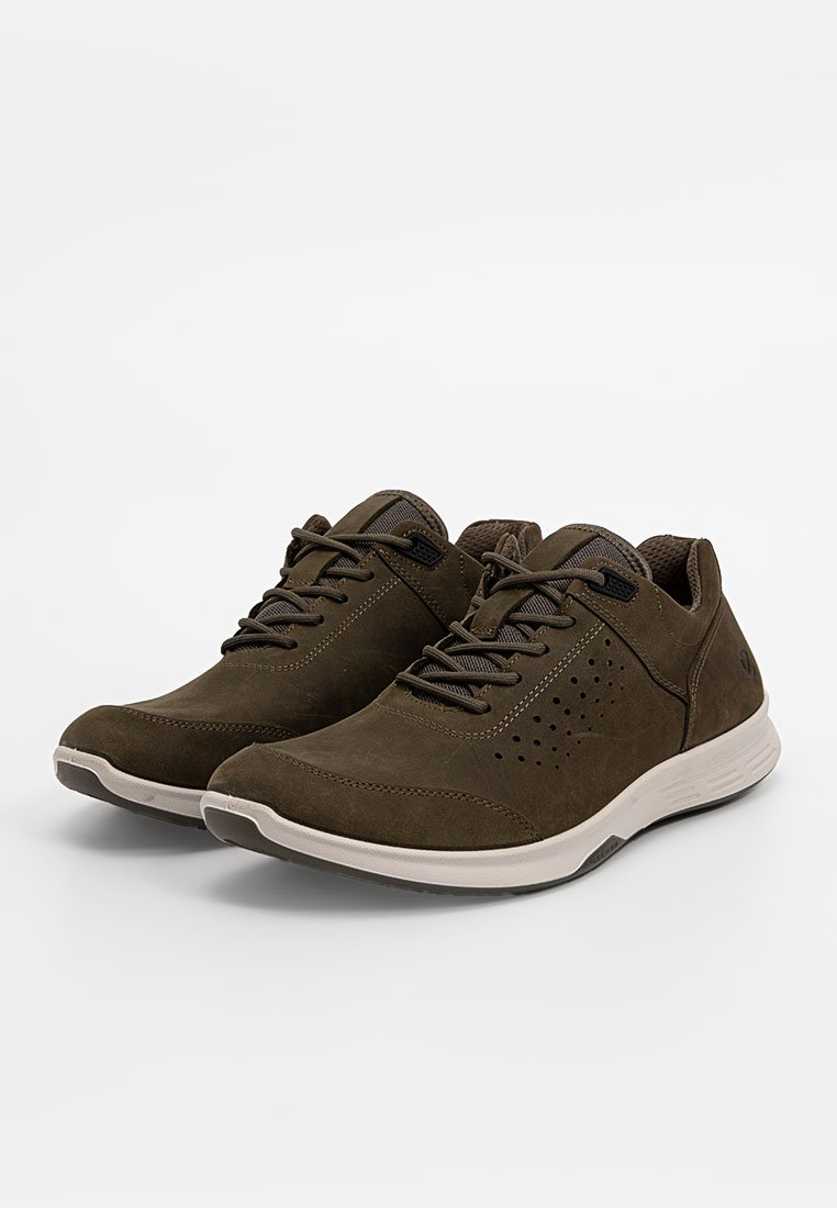 Zapatos de ante verde oscuro con un diseño cómodo, que presentan cordones oscuros, detalles perforados en los laterales y una suela de goma blanca.