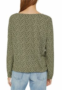 Olijfgroene blouse met lange mouwen, voorzien van een klein bloemenpatroon, ronde halslijn en een ontspannen pasvorm met een ronde zoom.