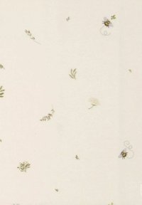 Ljus krämfärgad tyg med ett spritt botaniskt mönster, som har gröna löv och små bin, vilket skapar en delikat, texturerad design.