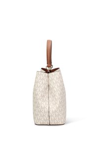 Borsa beige con motivo monogram, tessuto morbido e manico in pelle color cuoio. Presenta una chiusura a zip e una forma strutturata.