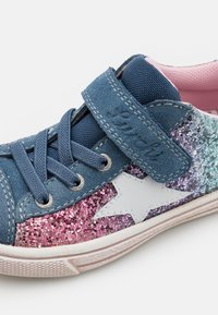 Blå semsket sneakers med en hvit stjerne og flerfargede glitterdetaljer i rosa og lilla. Designet med lisser og borrelås.