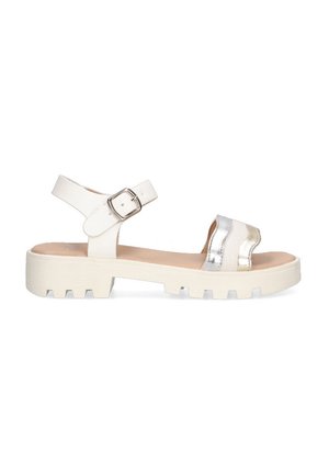 Sandalias sintéticas blancas con una ancha banda metálica plateada, correa ajustable en el tobillo con hebilla y suela ancha blanca con detalles estriados.