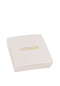 Scatola quadrata, morbida di colore rosa con il testo dorato "amor" sul coperchio; texture liscia, design minimalista e bordi arrotondati.