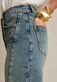 Reiss BARREL-LEG SEAM - Laisvo kirpimo džinsai - mid blue