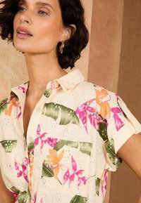 Love & Roses REGULAR FIT BRODERIE BELTED SHORT SLEEVE MIDI  - Haljina-majica - orange tropical