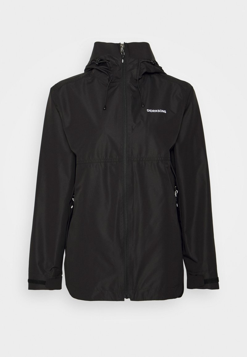 Czarna wodoodporna kurtka z gładkiego materiału, z zamkiem błyskawicznym, regulowanym kapturem i elastycznymi mankietami. Logo na górze po lewej stronie.