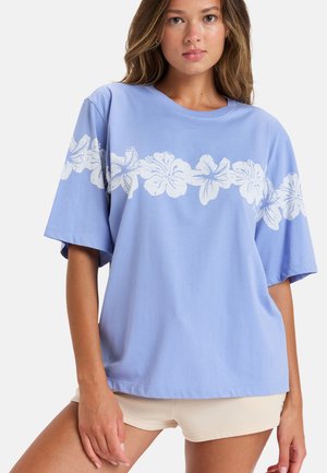 Jasnoniebieska koszulka z krótkim rękawem, wykonana z bawełny, z białym nadrukiem kwiatowym na klatce piersiowej. Luźny krój z okrągłym dekoltem.