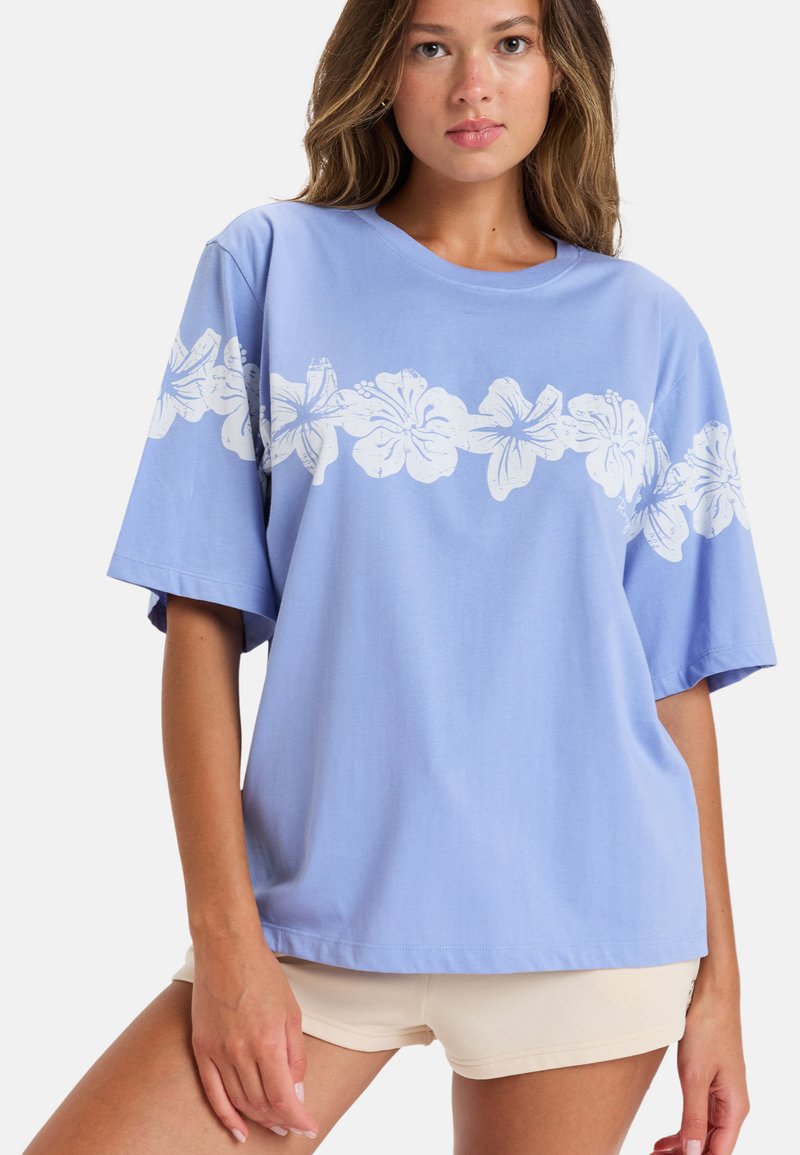 Lichtblauw T-shirt met korte mouwen, gemaakt van katoen, met een witte bloemenprint op de borst. Ontspannen pasvorm met een ronde halslijn.
