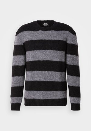 Pulover din lână cu dungi orizontale negre și gri, cu guler rotund și mâneci lungi, marcat "Mads Nørgaard Copenhagen" pe eticheta interioară.