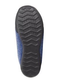 Blauwe slipper met een gestructureerde zwarte rubberen zool, voorzien van zigzaggroeven en kleine perforaties voor grip en ventilatie.