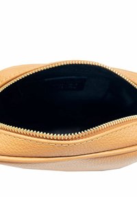 Funda de cuero marrón claro con una superficie texturizada y un cierre dorado. El interior es negro, lo que proporciona un contraste con el material exterior.