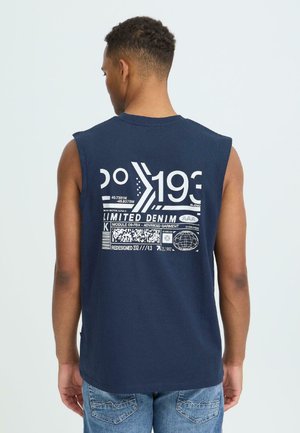 Mørkeblå ærmeløs skjorte med grafisk tryk på bagsiden, der indeholder tekst, tal og en QR-kode. Blødt stof, lige snit, afslappet design.