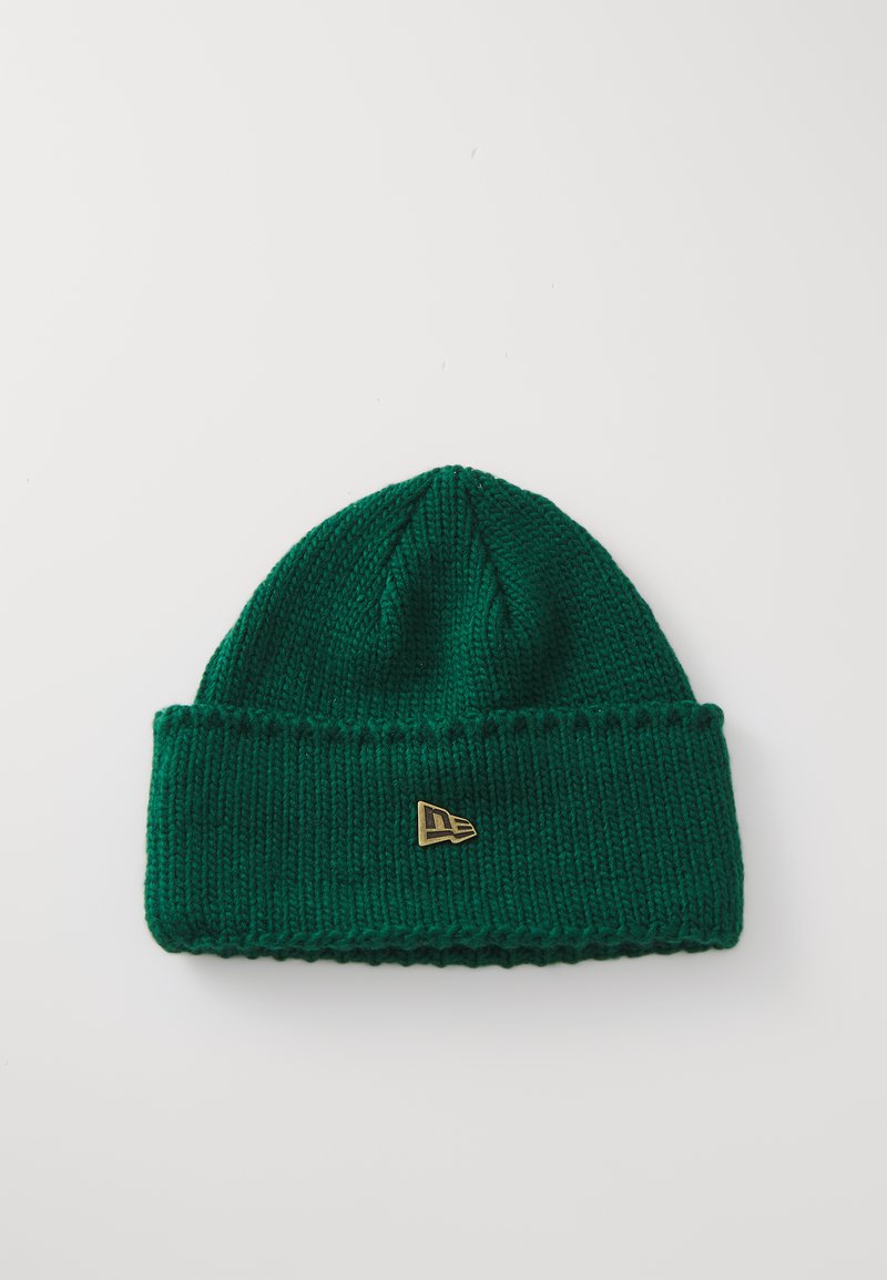Căciulă tricotată verde cu manșetă ribbed, având un mic accent de logo auriu. Textura este moale și groasă, potrivită pentru vreme rece.