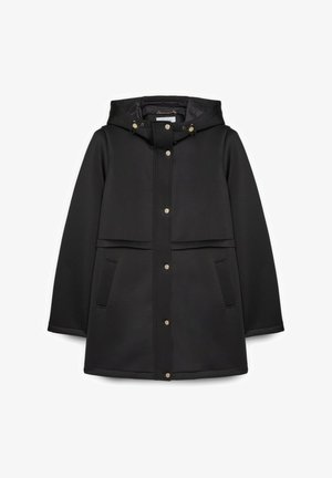 Manteau noir en matériau lisse et mat. Comprend une capuche, des boutons-pression et deux poches latérales. Design simple à coupe droite sans motifs.