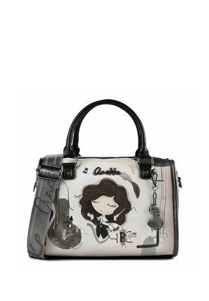 Piccola borsa a mano con manici neri e tracolla grigia, raffigurante una ragazza dei cartoni animati con capelli castani e ciondoli decorativi a tema musicale.