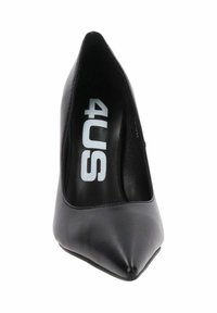 Zapato de tacón alto de punta afilada en cuero negro con el logo "4US" visible en el interior de la plantilla.