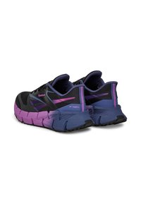 Fekete futócipő pár, lila és kék gradienstalpakkal, rózsaszín Reebok logókkal, hátulról és ferde oldalnézetből bemutatva.