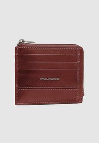 Portafoglio in pelle rossa con più scomparti per carte, chiusura con zip e logo impresso. Texture liscia con dettagli di cucitura ordinati.