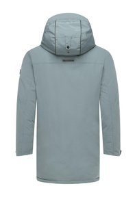 Ljusblå isolerad jacka med huva, med en slät yta, långa ärmar och rak snitt. Innehåller subtila sömsdetails.