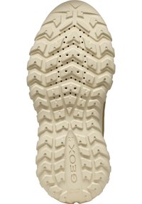 Suola di scarpa in gomma crema con battistrada testurizzato, caratterizzata da un motivo a zigzag e fori di drenaggio. Nome del marchio "GEOX" e dettagli del brevetto visibili.