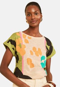 Ei valittu, khaki green animal print