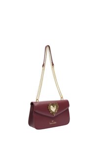 Borsa a mano in pelle color bordeaux con decorazione a forma di cuore dorata, cinturino a catena e chiusura a pattina. Presenta un logo sulla parte anteriore.