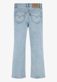 Světlomodré džínové zvonové kalhoty s vysokým pasem, charakteristickými zadními kapsami a koženou nášivkou na zadní straně s logem značky.