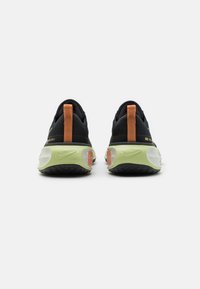 Nike Performance INVINCIBLE 3 - Tenisice za cestovno trčanje - black/bronzine/olive aura/amber brown/sea glass