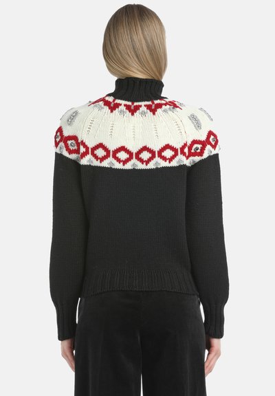 Melnā adīta džemperis ar augstu apkakli, kuram ir balta krāsa ar sarkaniem un pelēkiem ģeometriskiem rakstiem. Ribota apakšdaļa un piedurknes.