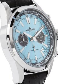 Kvarcinis chronogramos laikrodis su dangaus mėlyna ciferblatu, sidabriniu nerūdijančio plieno korpusu, juodais subdialais, datos rodmeniu ir juodu oda dirželiu.