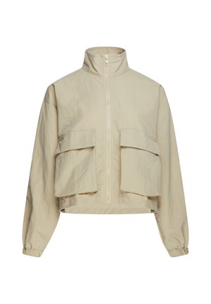 Beige gekürzte Jacke mit hohem Kragen, Frontreißverschluss, elastischen Bündchen und zwei großen Klappentaschen auf der Brust.
