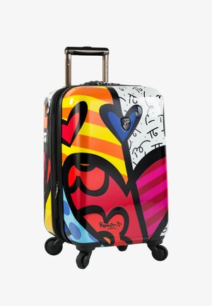 Hartschalen-Koffer mit einem bunten Herzdesign in Orange, Rot, Blau und Gelb mit schwarzen Akzenten, vier Rädern und einem ausziehbaren Griff.
