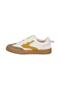 Zapatilla con parte superior blanca, acentos de ante amarillos y marrones, suela de goma beige, cordones planos y una pestaña en el talón.