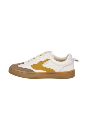 Zapatilla con parte superior blanca, acentos de ante amarillos y marrones, suela de goma beige, cordones planos y una pestaña en el talón.