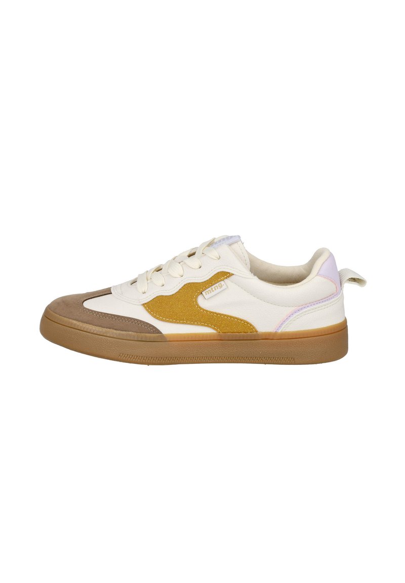 Zapatilla con parte superior blanca, acentos de ante amarillos y marrones, suela de goma beige, cordones planos y una pestaña en el talón.