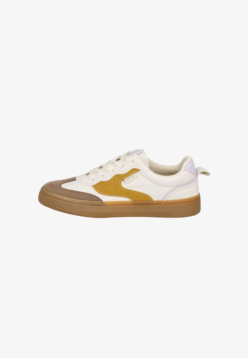 Zapatilla con parte superior blanca, acentos de ante amarillos y marrones, suela de goma beige, cordones planos y una pestaña en el talón.