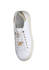 Sneaker in pelle bianca con accenti dorati; presenta decorazioni a forma di farfalla sui lacci e una suola testurizzata.
