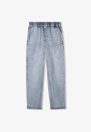 Pantalons en denim bleu clair avec un ourlet retroussé, taille élastique, deux poches latérales, et "NO WAY" en clous argentés sur la jambe droite.