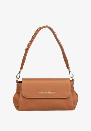 Sac à bandoulière Valentino en cuir tan avec logo doré sur le rabat et bandoulière cloutée dorée.