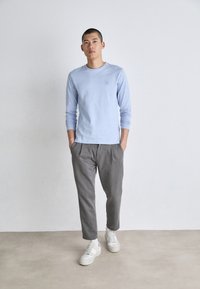 BOSS TACKS - Pikkade varrukatega topp - open blue