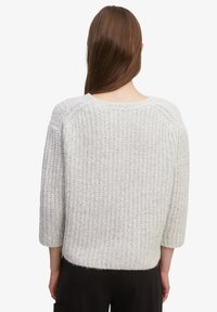 Lichtgrijs, gebreid sweater met een gestructureerd patroon, driekwart mouwen en een ronde halslijn. Beschikt over een ontspannen pasvorm en een zachte stof.