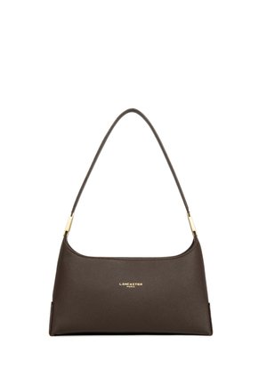 Sac à épaule en cuir marron foncé avec dessus incurvé et logo doré « Lancaster Paris » centré devant.