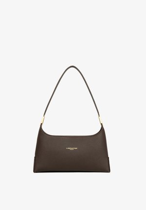 Sac à épaule en cuir marron foncé avec dessus incurvé et logo doré « Lancaster Paris » centré devant.
