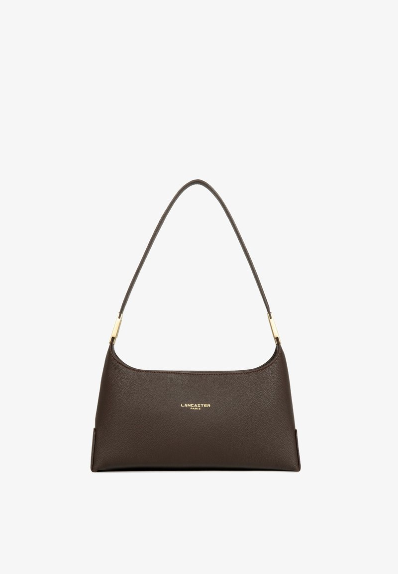 Sac à épaule en cuir marron foncé avec dessus incurvé et logo doré « Lancaster Paris » centré devant.