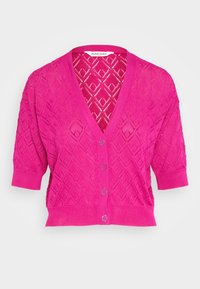 Cárdigan corto de manga corta en color fucsia, con un patrón de diamante texturizado, diseño de escote en v y cinco botones a juego en la parte frontal.
