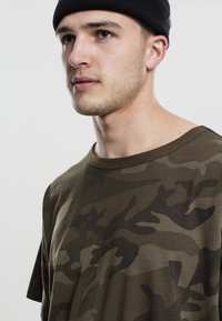 Urban Classics CAMO OVERSIZED - Marškinėliai su spaudiniu - mottled olive
