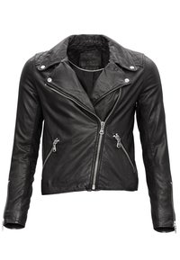 Veste de motard en cuir noir avec des accents matelassés aux épaules, fermeture éclair asymétrique à l'avant et poches latérales zippées. Texture lisse.