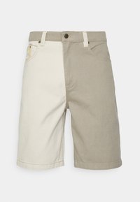 Beige og khaki shorts laget av bomullsdenim, med knappelukking, frontlommer og et todelt design.